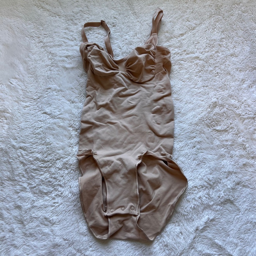 SKIMS Sculpting Bodysuit Mid Thigh Tummy Control Sand Beige Size Large NWOT